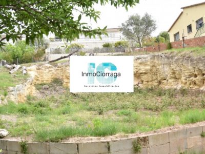 Terreno con rebaje cerca del mar