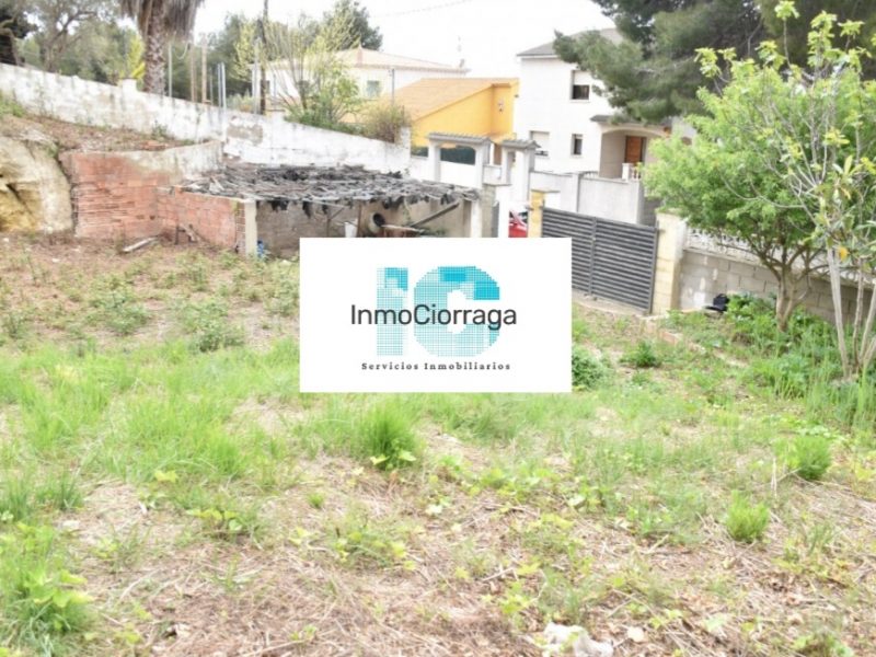 Terreno con rebaje cerca del mar